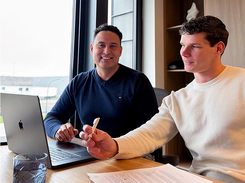 David en Max kijken samen op de laptop naar e-commerce-inzichten.