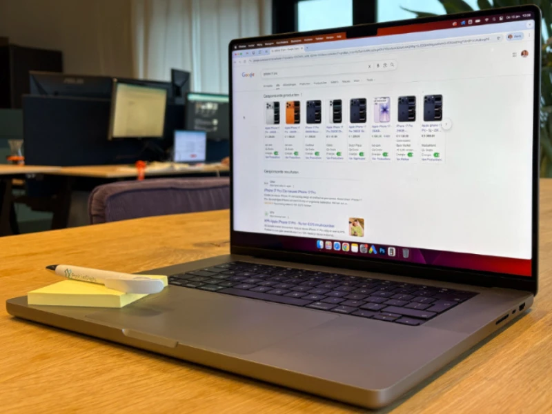 Laptop op bureau met Google Shopping-zoekresultaten op het scherm.