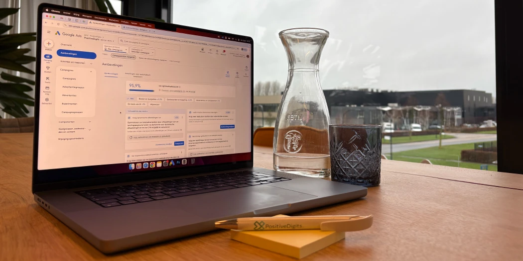 Laptop met Google Ads-dashboard tijdens SEA-optimalisatie op kantoor aan tafel.
