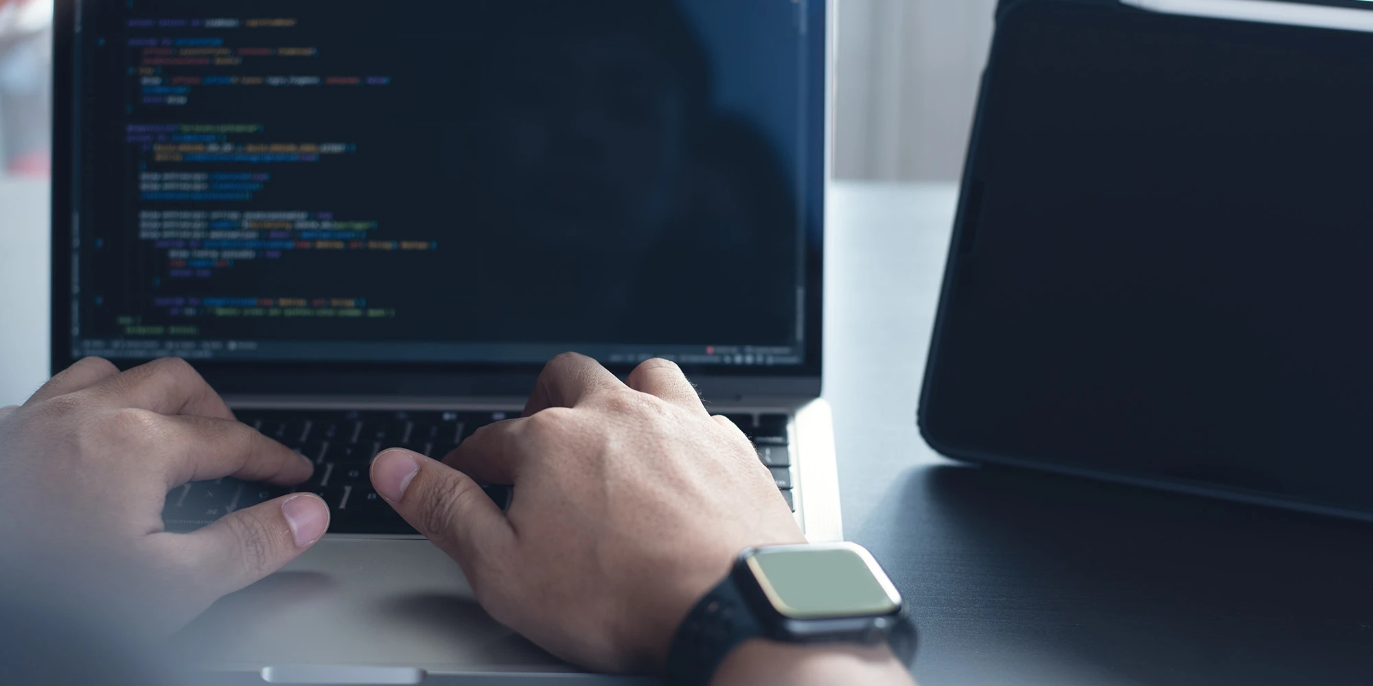 Website development met code-editor op laptop tijdens het bouwen van een website.