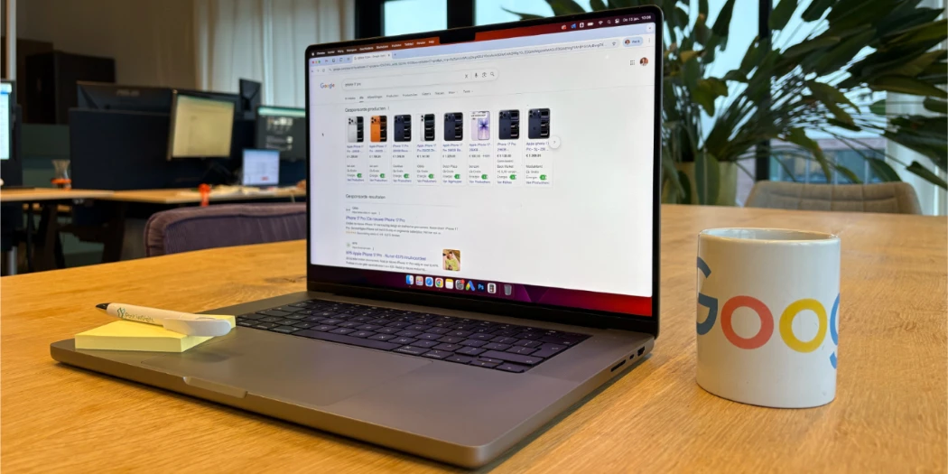Laptop op bureau met Google Shopping-zoekresultaten op het scherm.