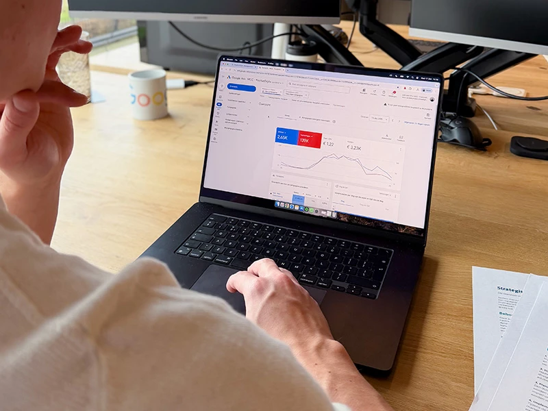 Implementatie van online strategie analyseren op laptop met dashboards op kantoor.