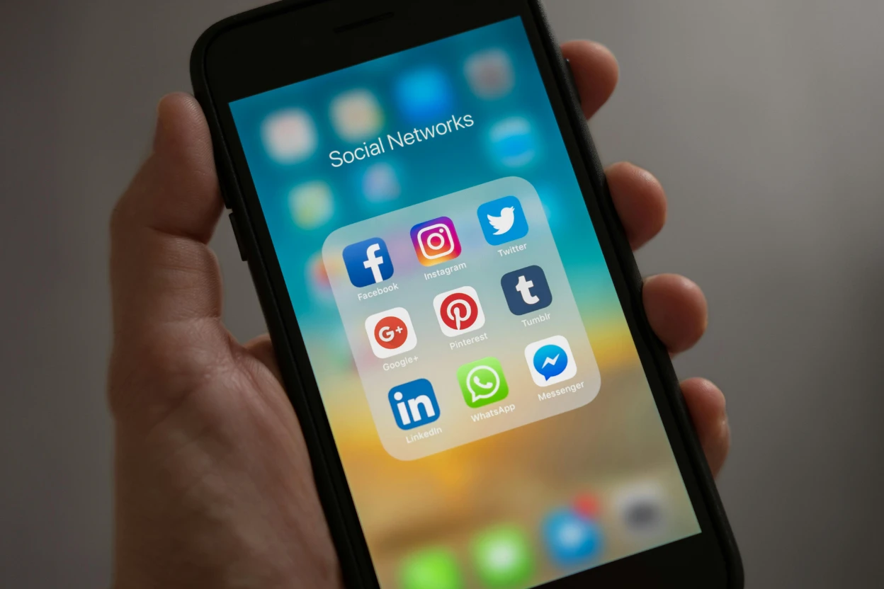 Smartphone met social apps als onderdeel van een social media marketingstrategie.