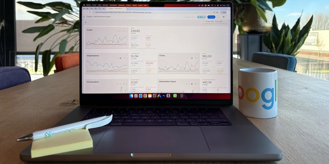 Laptop met dashboard voor data-rapportage op bureau, grafieken en statistieken zichtbaar.