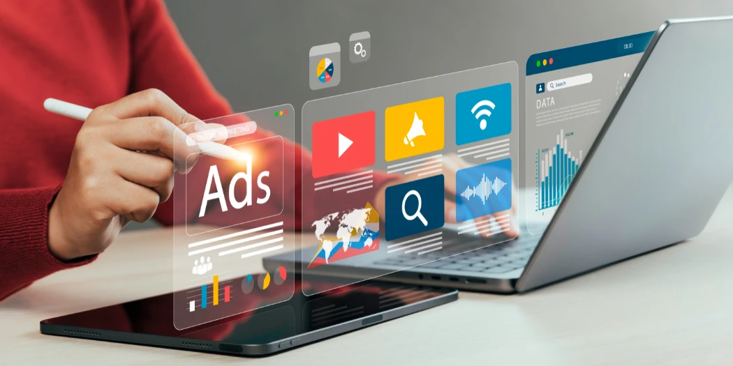 Online marketing-dashboard met advertenties en statistieken op laptop en tablet.