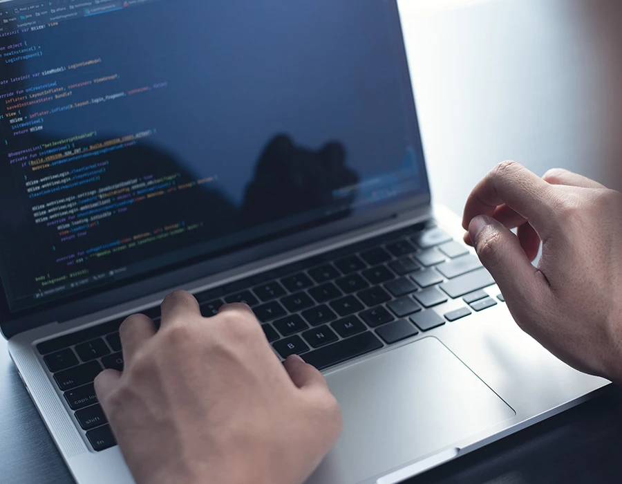 Professionele website development met programmeercode op laptopscherm.