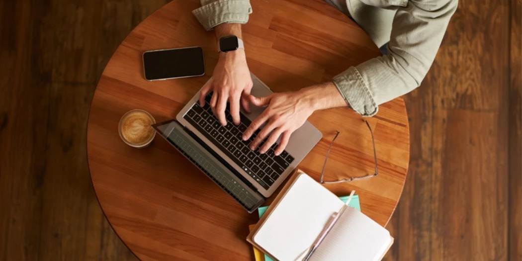 Bovenaanzicht van laptopgebruik bij keyword stuffing voor SEO-content.