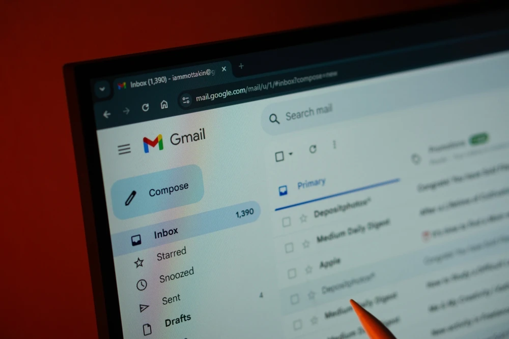 E-mailmarketing weergegeven in een Gmail-inbox met ontvangen berichten op een scherm.