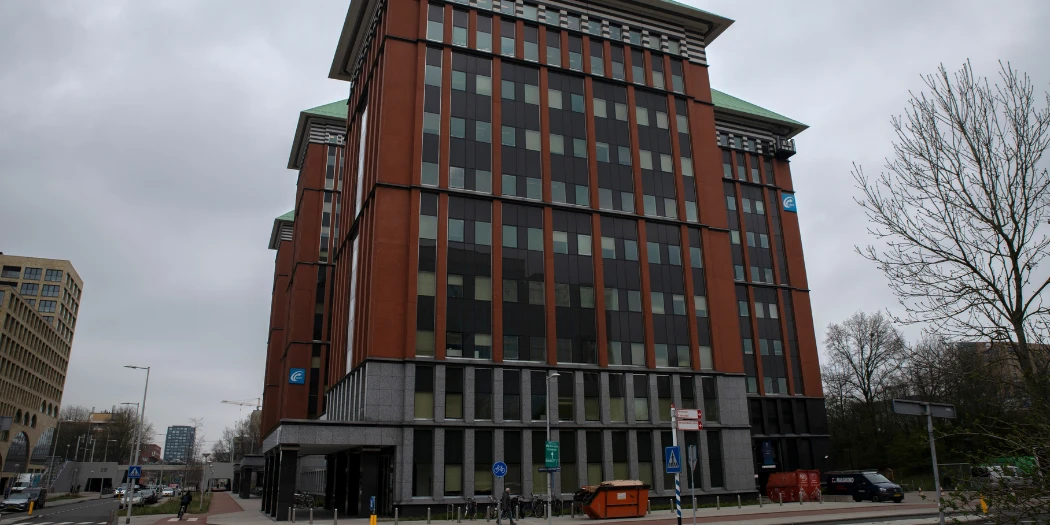 Moderne kantoorgebouwen op locatie Amsterdam langs drukke stadsweg.