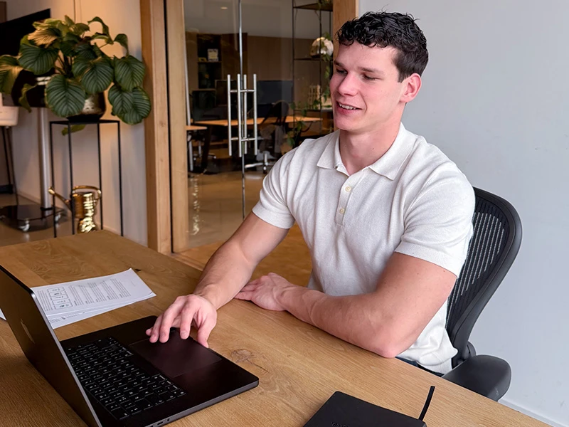 Max achter zijn laptop, werkend aan zoekmachine-optimalisatie voor betere online vindbaarheid.