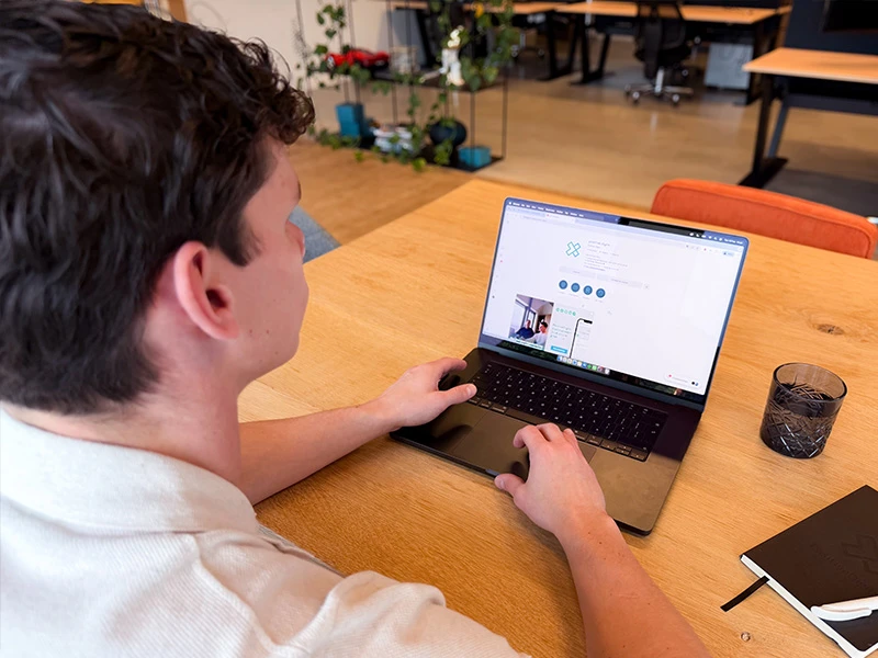 Instagram-advertising campagnebeheer op laptop in modern kantoor.