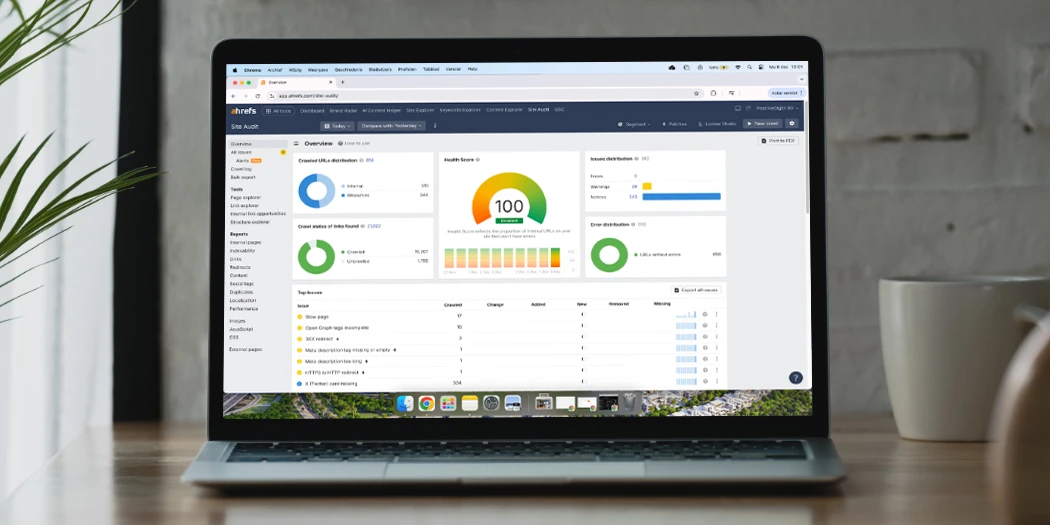 Technische SEO-analyse met dashboard en website-audit zichtbaar op laptop.