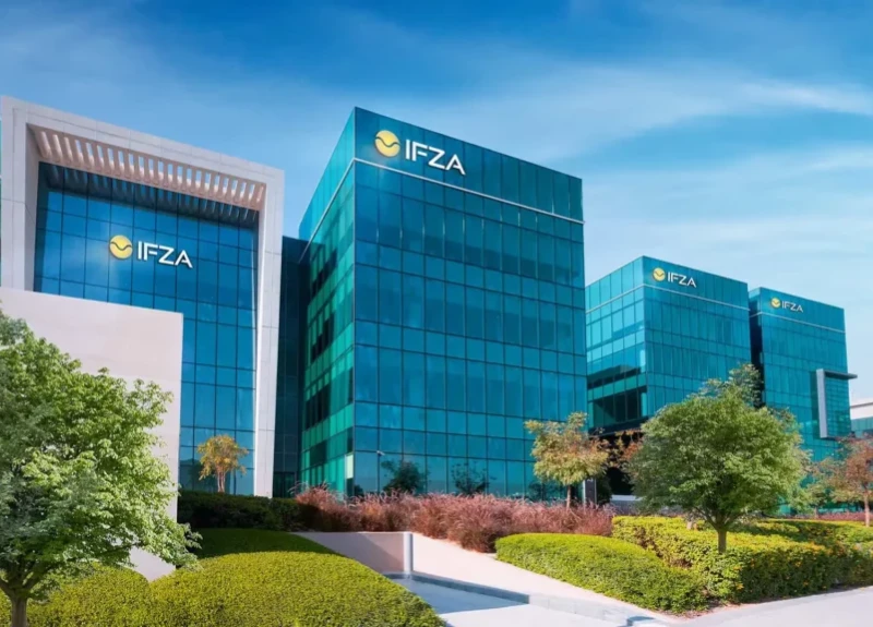 Moderne kantoorgebouwen van IFZA op zakelijke locatie Dubai.