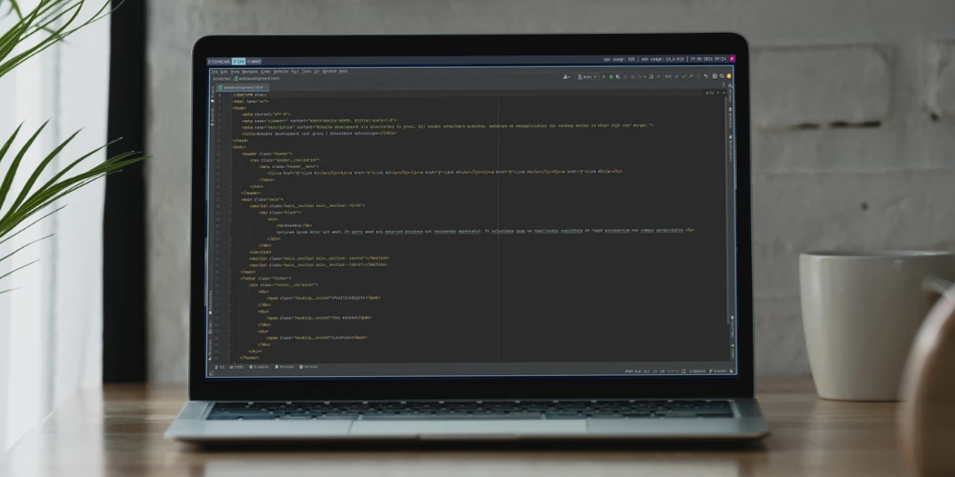 Professionele website development met programmeercode op laptopscherm.