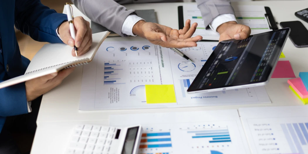 Bespreking van dashboards en rapporten op tablet tijdens data-consultancy.