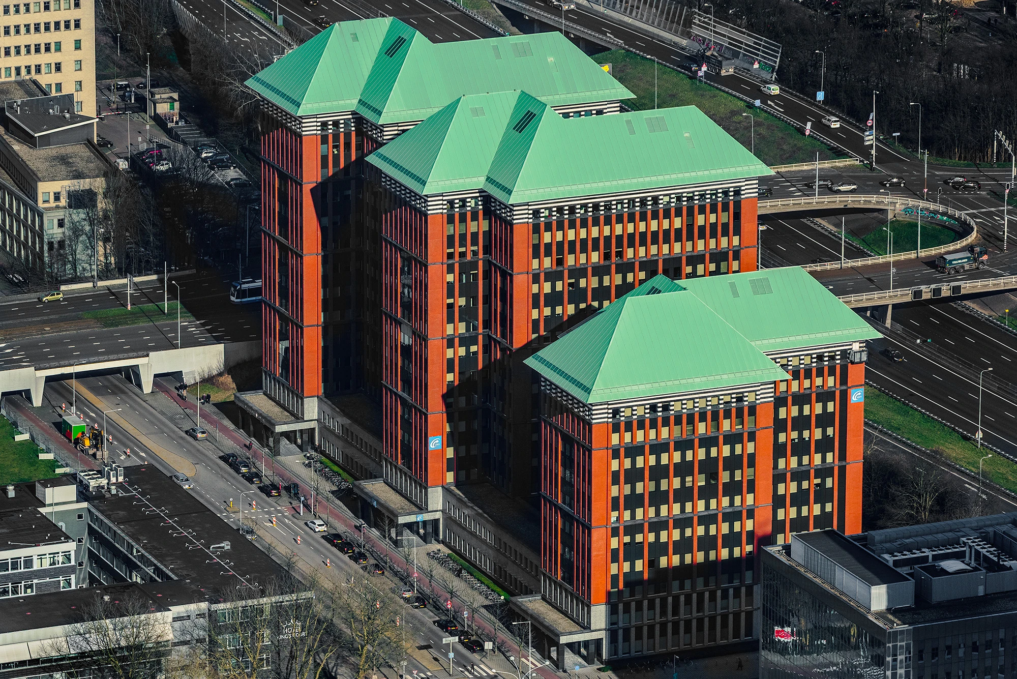 Moderne kantoorgebouwen op locatie Amsterdam langs drukke stadsweg.