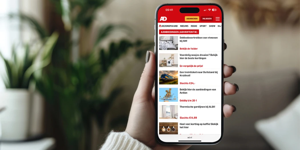 Native advertising aanbiedingen weergegeven op mobiele nieuwswebsite in smartphone.