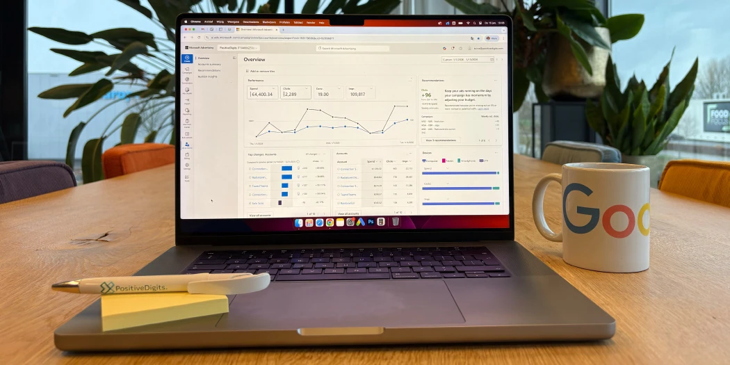 Laptop met Microsoft Advertising-dashboard en campagneresultaten op kantoorbureau.