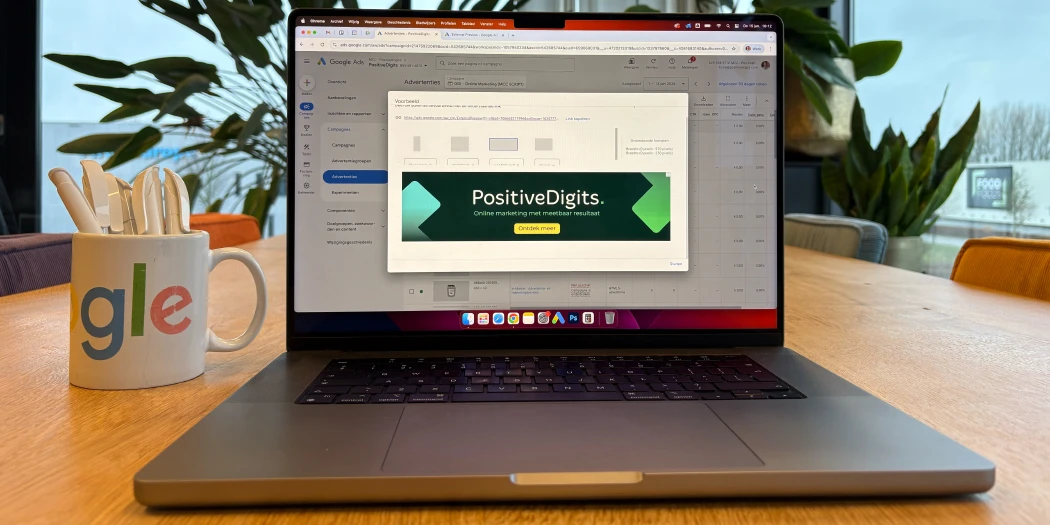 Laptop met Google Ads-scherm en display advertentie voor online marketing-bureau.