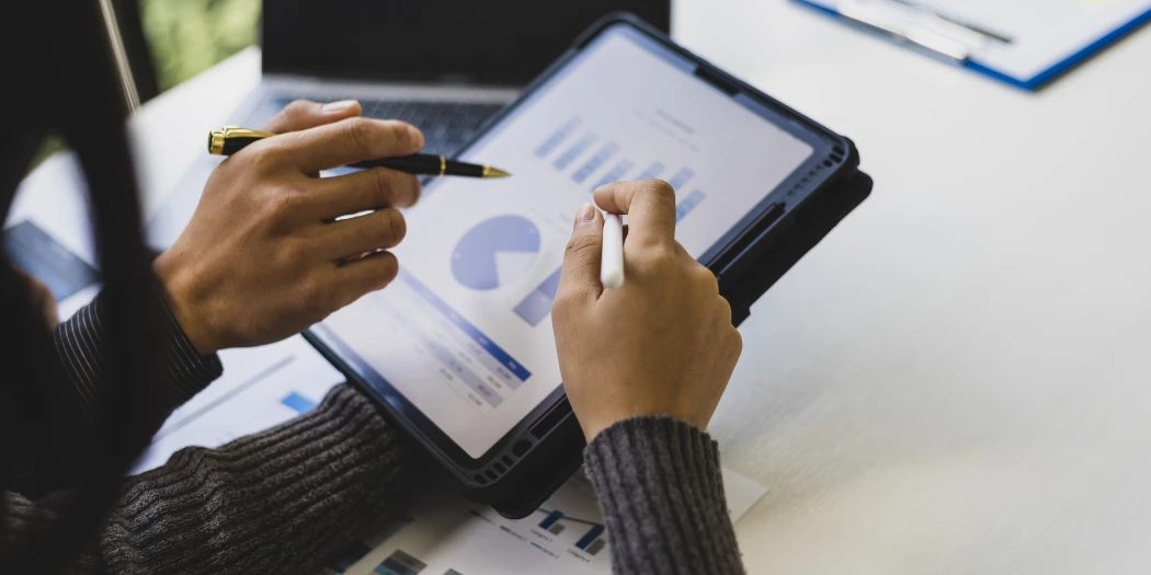 Analyse van data op tablet voor een online marketing-strategie en rapportage.