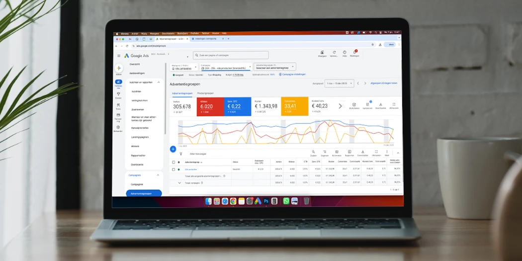 Google Shopping-dashboard met grafieken en prestatiegegevens op een laptop.