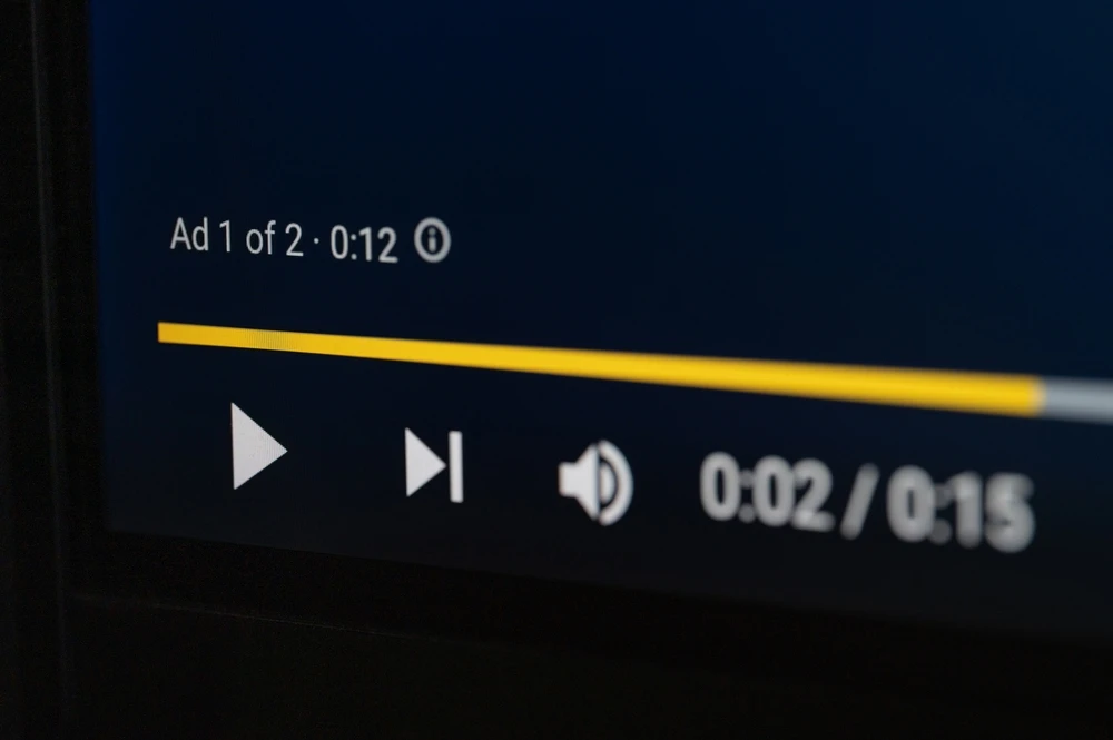 Youtube-advertentie speelt af, 1 van 2 advertenties.