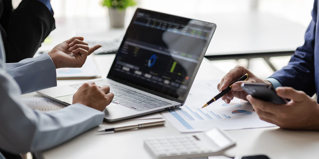 Online marketing-analyse met dashboard en grafieken tijdens zakelijke bespreking.