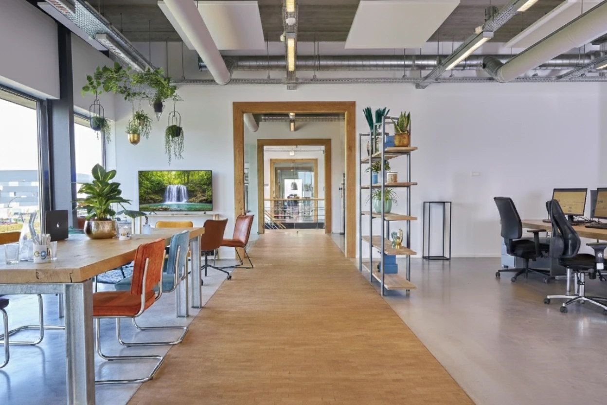 Onze moderne kantoorruimte met werkplekken en planten op locatie Waalwijk.