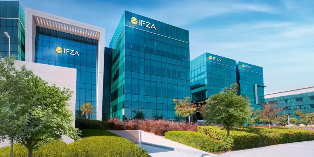 Moderne kantoorgebouwen van IFZA op zakelijke locatie Dubai.