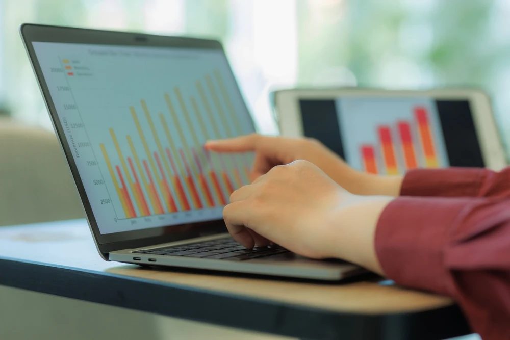 Conversie-optimalisatie met data-analyse op laptop en tablet met groeiende grafieken.