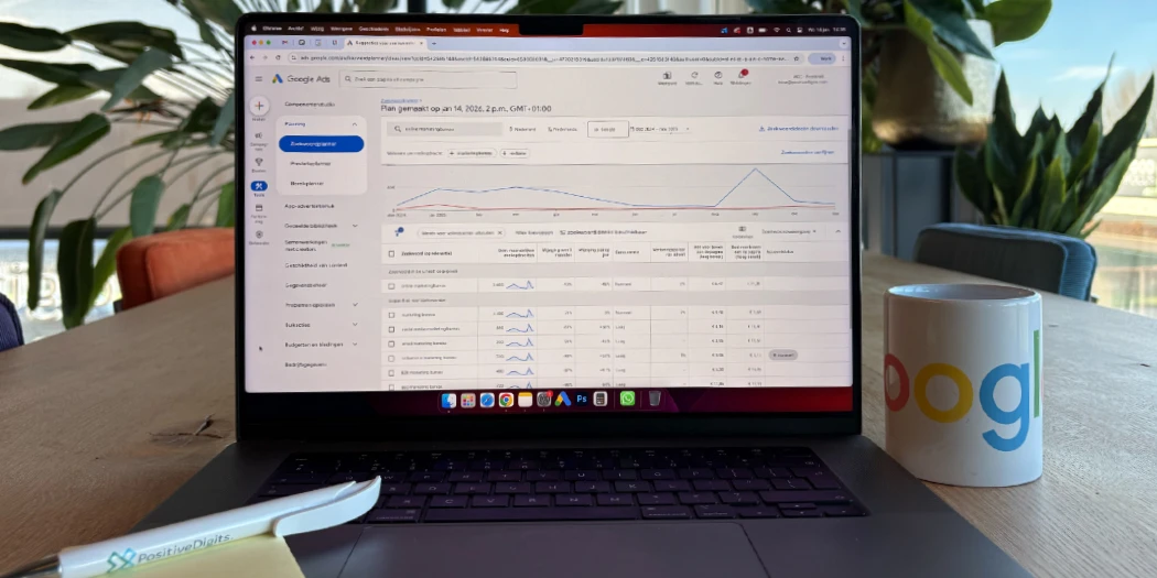 Laptop met Google Ads-dashboard voor zoekwoordenonderzoek, grafieken en prestaties zichtbaar.