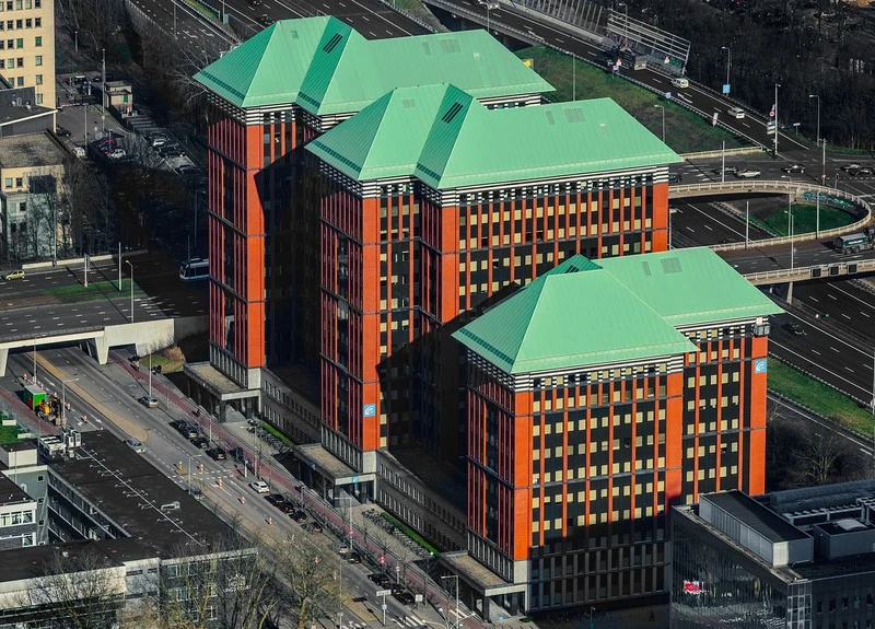 Luchtfoto van ons kantoorpand op locatie Amsterdam langs de ringweg.
