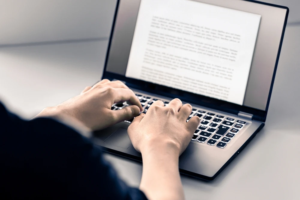 SEO-teksten laten schrijven door iemand die werkt aan content op een laptop.