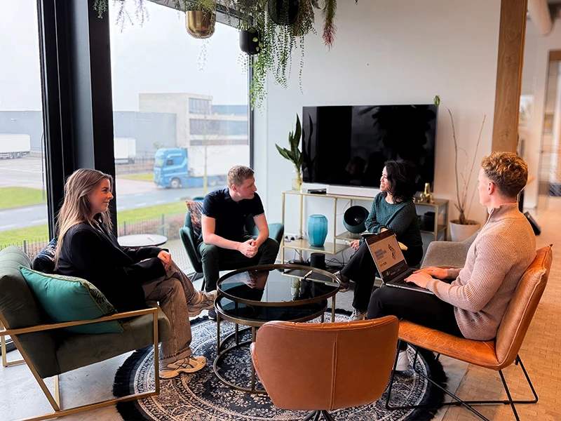 Ons team bespreekt de plannen voor een webshop die perfect aansluit bij de doelen van de klant.