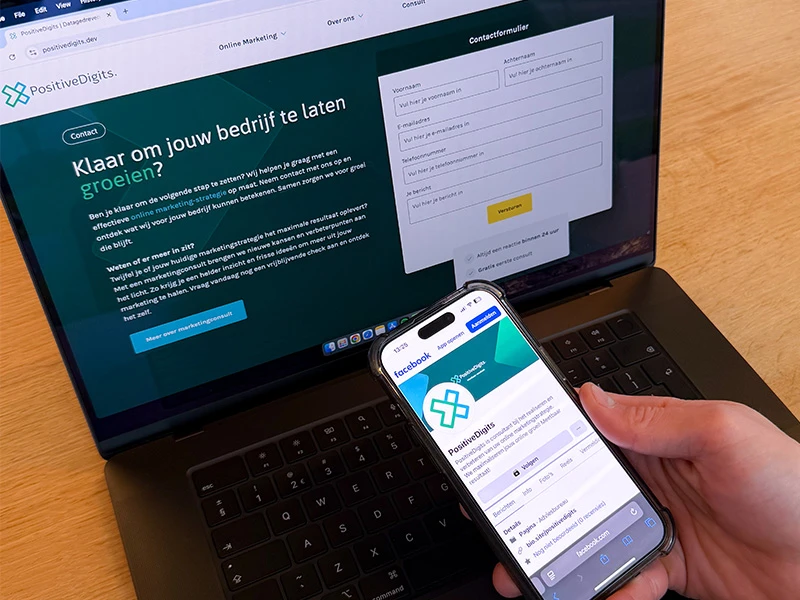 Telefoon met Facebook open, naast een laptop met formulier voor social media advertising.