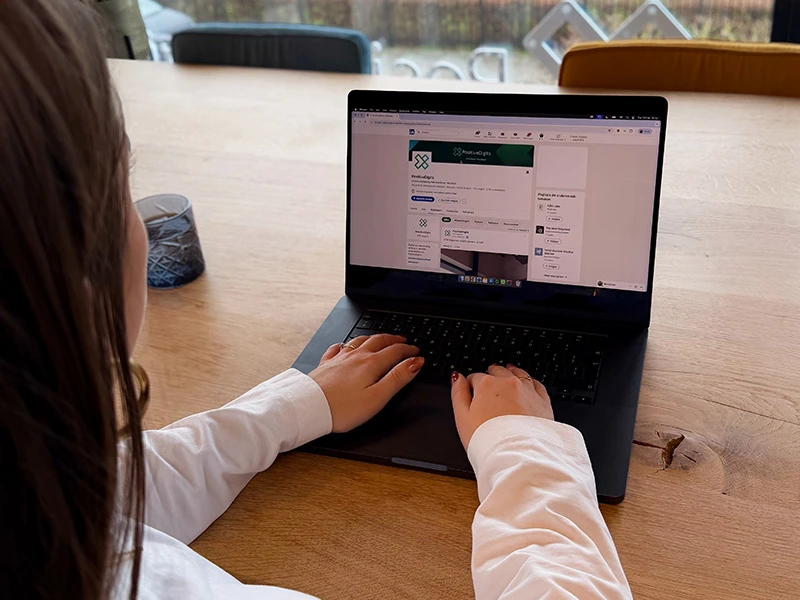 Noor werkt op een laptop en beheert een LinkedIn-bedrijfspagina als onderdeel van LinkedIn-advertising.